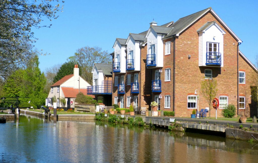 Green Spaces in Weybridge, The Weybridge to New Haw Lock Walks, Lock keeper's cottage